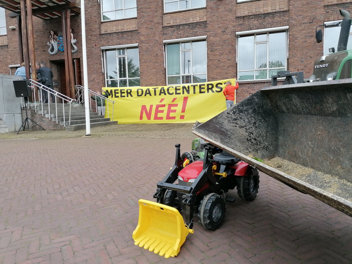 SPNoordHolland's tweet photo. 'Microsoft bouwt al een jaar aan een #datacentrum zonder bouw- en stikstofvergunningen', via @nrc 
👉https://t.co/yIaC3Hm635

De @SPNoordHolland stelt het maandag aan de kaak! 👇

#Stikstof #StemZeWeg #StemSP #Verkiezingen15Maart #PSNH #PS2023 #Energie #Datacenters #Verdozing https://t.co/Up8Crz1MHb