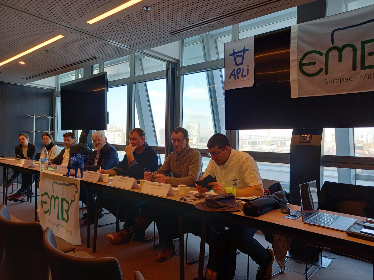 #SIA2023 
La <a href="/CR_Lait/">Section lait - CR</a> est aujourd'hui aux côtés de l'EMB et de l'<a href="/apli_fr/">APLI 🇫🇷</a> pour dénoncer le prix du #lait qui ne couvre toujours pas les coûts de production en #France.