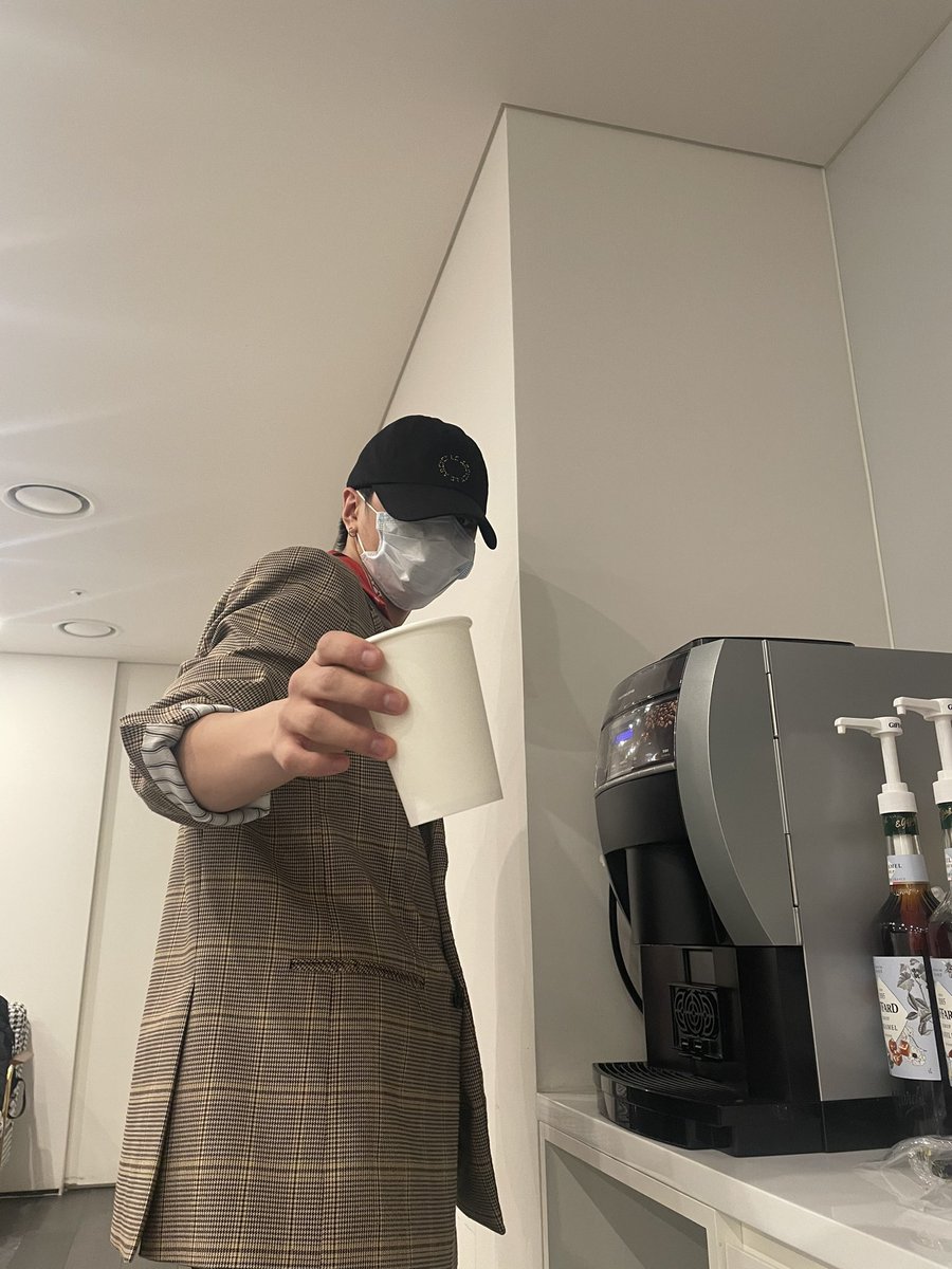 shenzins's tweet photo. pov. theon as your boyfriend taking you out on a coffee date https://t.co/dl4vb9zH4D