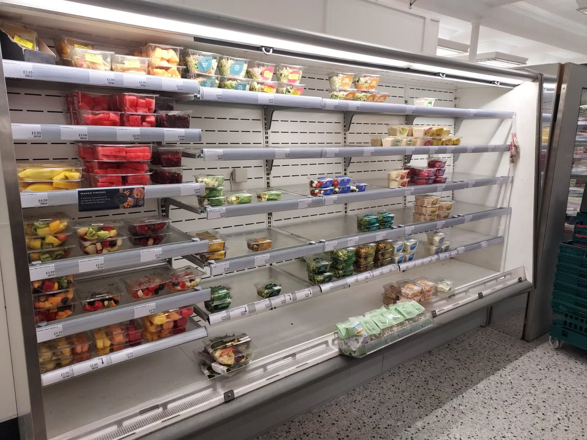 liusivaya's tweet photo. La mentira de los medios: las sanciones contra Rusia funcionan.

La realidad: estanterías vacías en la gran mayoría de los supermercados. No hay frescos. No es Venezuela, es Reino Unido. Los políticos racionan tomates y lechugas pero envían armas a Ucrania. Increíble pero cierto. https://t.co/P6A6eD5c5z