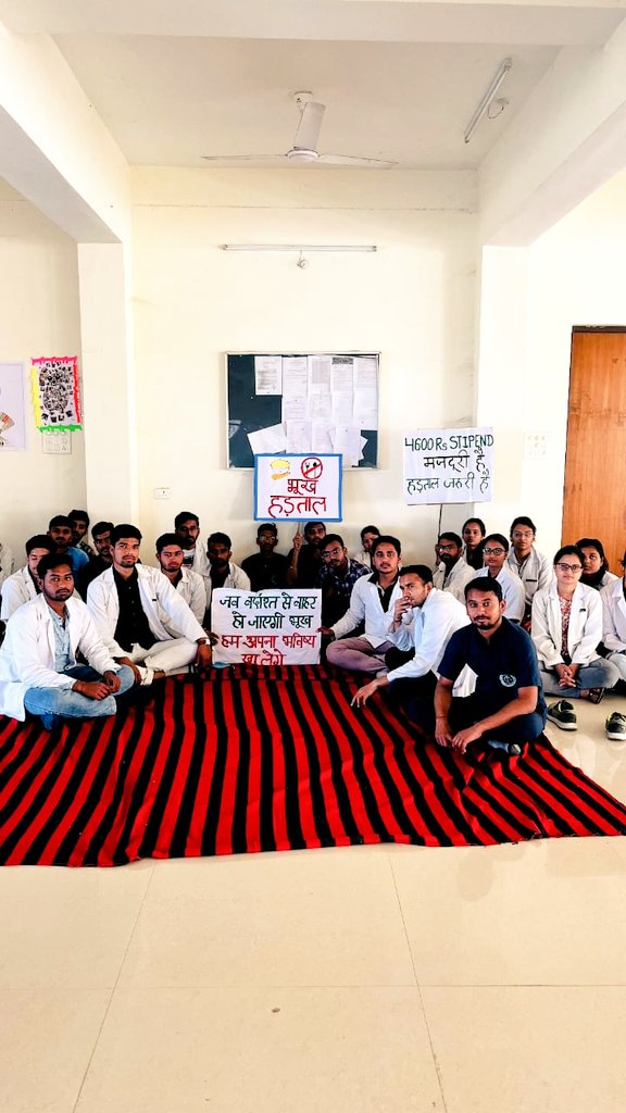 PrityPa29646835's tweet photo. Strike Day 19
Mass hunger strike
#increaseMPvetStipend 
#i_support_NDVSU_vets 
#mass_hunger_strike https://t.co/AAh4hiJIxH