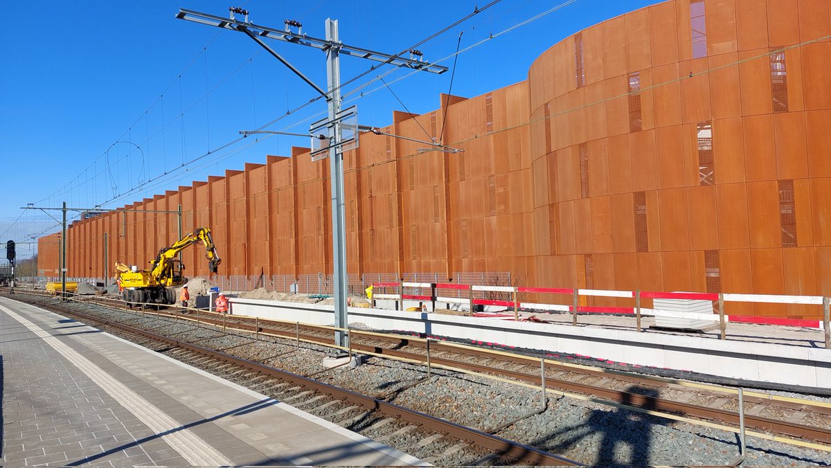 Duul58's tweet photo. 4de perron station #Tilburg in aanbouw met roestbak op de achtergrond. Spoorzone blijft in ontwikkeling de komende jaren #defrater #spoorzone https://t.co/cCtSLUjjGF