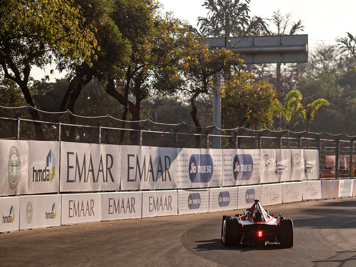 AceNxtGen's tweet photo. Your mid-day dose of the historic Greenko #HyderabadEPrix 🤩

#motorsport #racing #GreenkoHyderabadEPrix #India #AceNxtGen #ABBFormulaE #indiadrives https://t.co/lXFPtmWCxm
