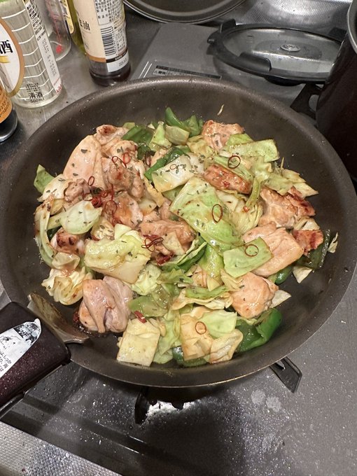 わーい飯
肉とキャベツとピーマンが炒められたブツ 