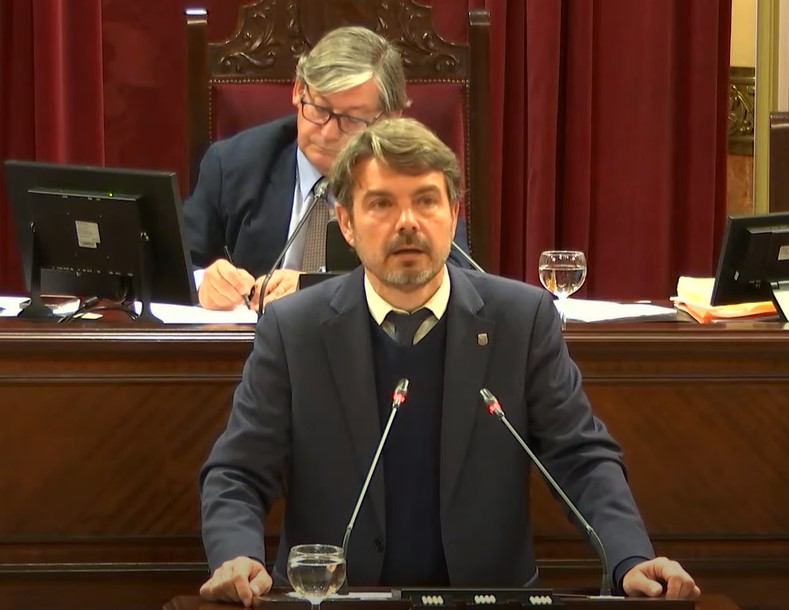 El tercer punt de l'ordre del dia correspon a la Moció del Grup Parlamentari <a href="/CsBaleares/">CS Baleares</a>, relativa a política del Govern en matèria d'habitatge. Ha intervingut en primer lloc el diputat <a href="/MarcPerezRibas/">Marc Perez-Ribas</a>