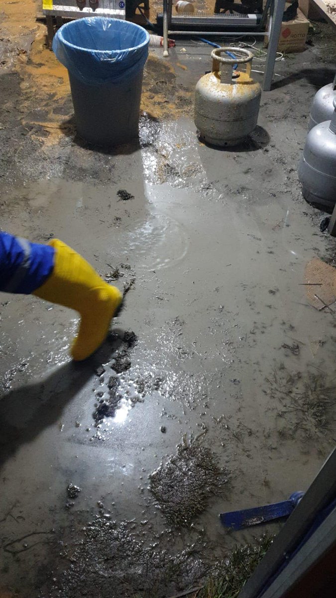 TC_SARAYKENT's tweet photo. “Hatay’da meydana gelen yeni depremde, bölgede kurduğumuz aşevi çadırımızda depremin şiddetiyle yemek kazanlarımız devrildi. Aşevimiz ciddi bir şekilde depremden etkilendi. Allah’a şükürler olsun 20 kişilik ekibimizi, edilen dualar hürmetine Rabbimiz korudu. https://t.co/ixteMocct5