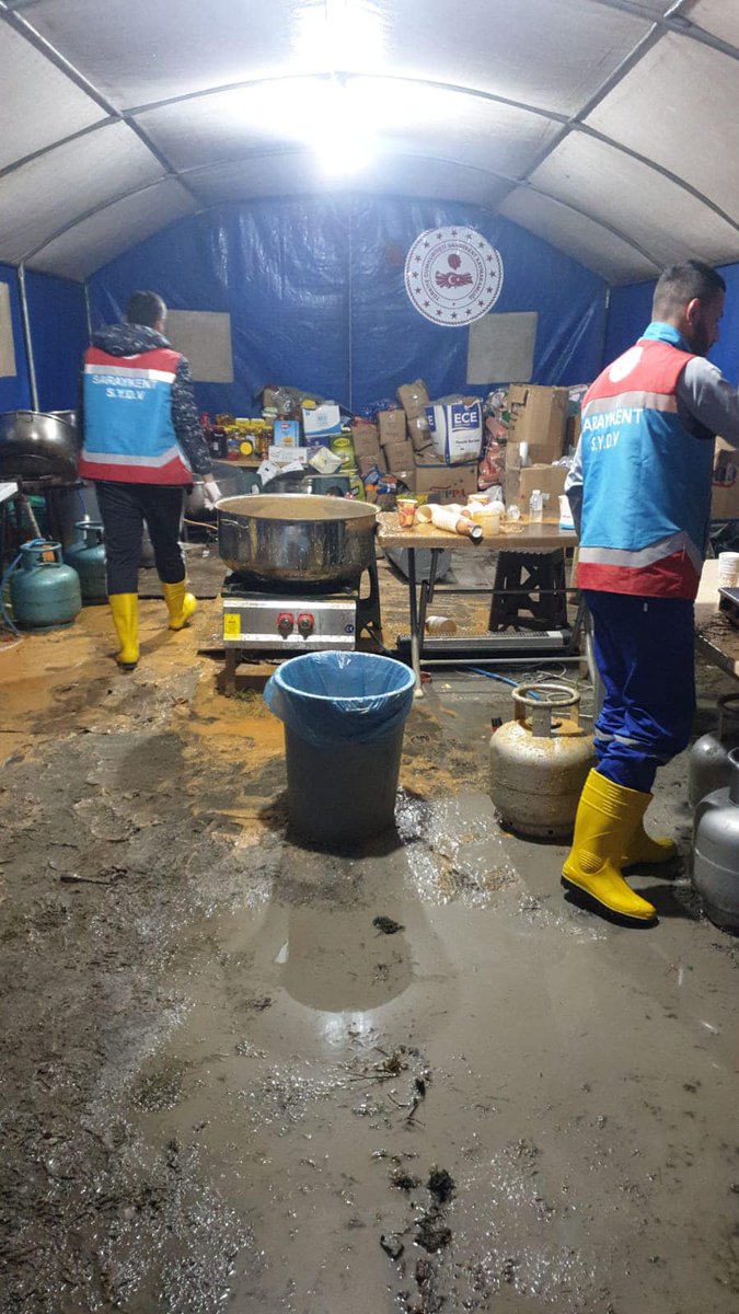 TC_SARAYKENT's tweet photo. “Hatay’da meydana gelen yeni depremde, bölgede kurduğumuz aşevi çadırımızda depremin şiddetiyle yemek kazanlarımız devrildi. Aşevimiz ciddi bir şekilde depremden etkilendi. Allah’a şükürler olsun 20 kişilik ekibimizi, edilen dualar hürmetine Rabbimiz korudu. https://t.co/ixteMocct5