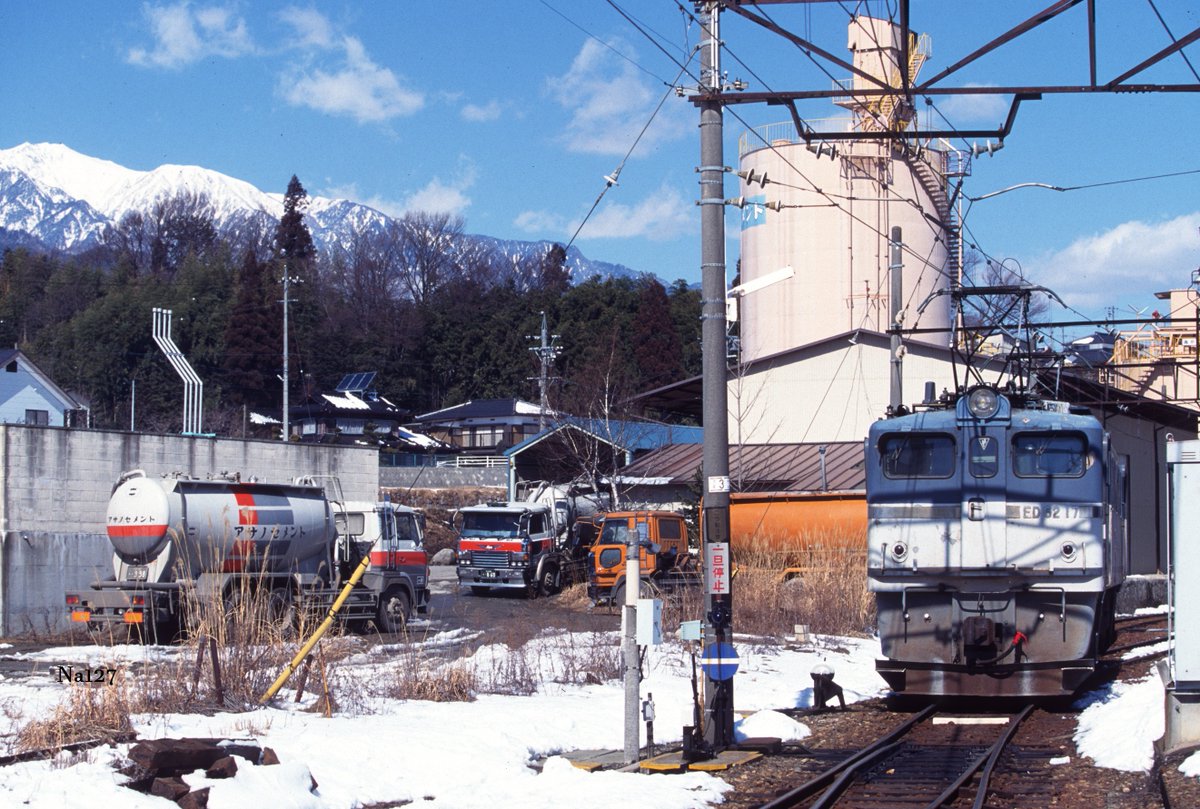 Na127diner's tweet photo. 飯田線の貨物扱い駅【上片桐】

廃止が迫る1996/2に貨物構内を見に行っておりました。前回アップ写真と同日です。

貨車は既に切離し済で単機で待機中でした。

①　ED6217とセメントローリー車
②　アサノセメント
③　右側の25‰勾配は本線
④　サイドから

1996/2/24　
17号機は5273レの到着待ち https://t.co/8iosi7y2jw