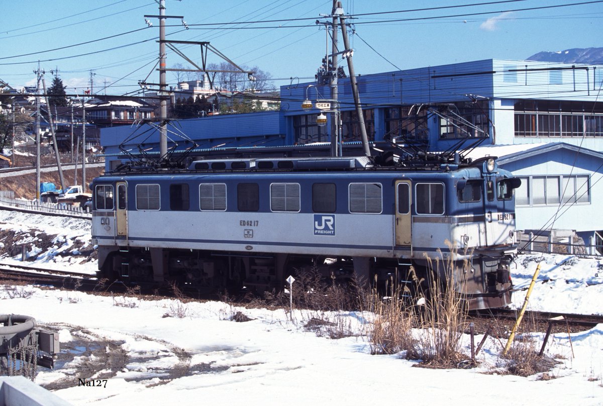 Na127diner's tweet photo. 飯田線の貨物扱い駅【上片桐】

廃止が迫る1996/2に貨物構内を見に行っておりました。前回アップ写真と同日です。

貨車は既に切離し済で単機で待機中でした。

①　ED6217とセメントローリー車
②　アサノセメント
③　右側の25‰勾配は本線
④　サイドから

1996/2/24　
17号機は5273レの到着待ち https://t.co/8iosi7y2jw