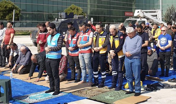 TC_SARAYKENT's tweet photo. “Hatay Antakya Sahra Hastanesinde Cuma Namazı eda edildi. Cuma namazı kıldırması için görevlendirdiğimiz Yozgat Saraykent Atalan Cami İmam Hatibi Habib Şahin hocamıza teşekkür ediyoruz. Allah razı olsun.”https://t.co/ZPhbOBhan8 https://t.co/b9UY04OXf5