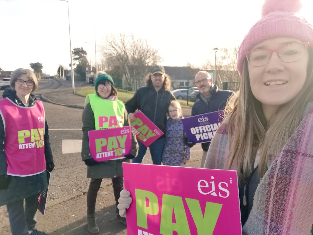 Teachers, parents and pupils out this morning in support of the <a href="/EISUnion/">EIS</a> #PayAttention strikes #EISStrikes <a href="/AngusEIS/">Angus EIS</a>