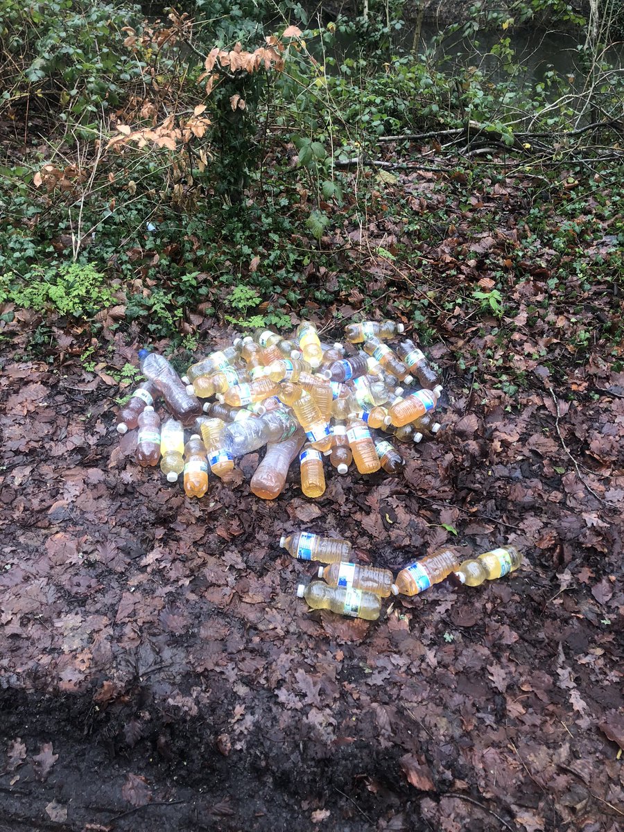 Bairdini's tweet photo. @cleanupbritain @Kent_Online @DoverDC Saw this lovely spot near St Albans recently. 
Country needs to raise its standards and make littering as socially unacceptable as smoking and drink driving. https://t.co/tHxJn2XSwT