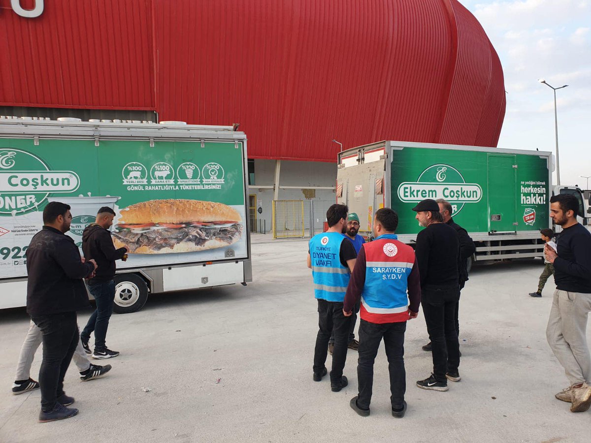 TC_SARAYKENT's tweet photo. Hatay Stadyumu Çadırkent alanına “Ekrem Coşkun Döner” mobil tırlarının kurulumunu gerçekleştirdik.
https://t.co/AIGI9mdvq6 https://t.co/390ojlvoT0