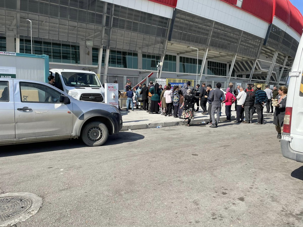TC_SARAYKENT's tweet photo. Hatay Stadyumunda kurulan Çadırkent alanındaydık. Aşevimiz, Sahra Hastanesi dışındaki alanlarda da mobil hizmet vermeye başladı. Mobil günlerimizde günlük 250 kg kavurma dağıtımı yapacağız. Rabbimiz emeği geçenlerden ve Saraykentli hayırseverlerden iki cihanda razı olsun. https://t.co/isfhjzMXwv