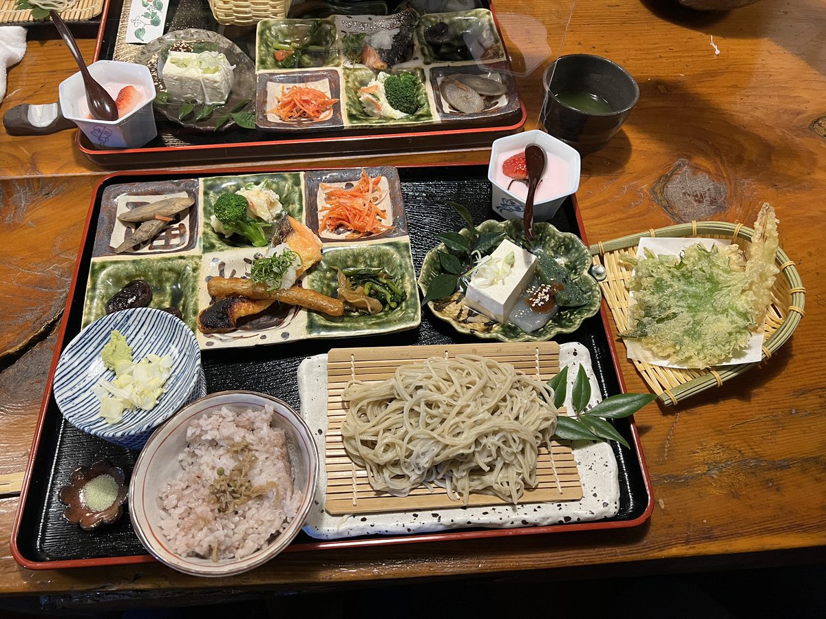 ruchee39's tweet photo. 今日の夕食はヘルシーに天ぷらそば定食いただきます😺🙏 https://t.co/qM98J3Idms