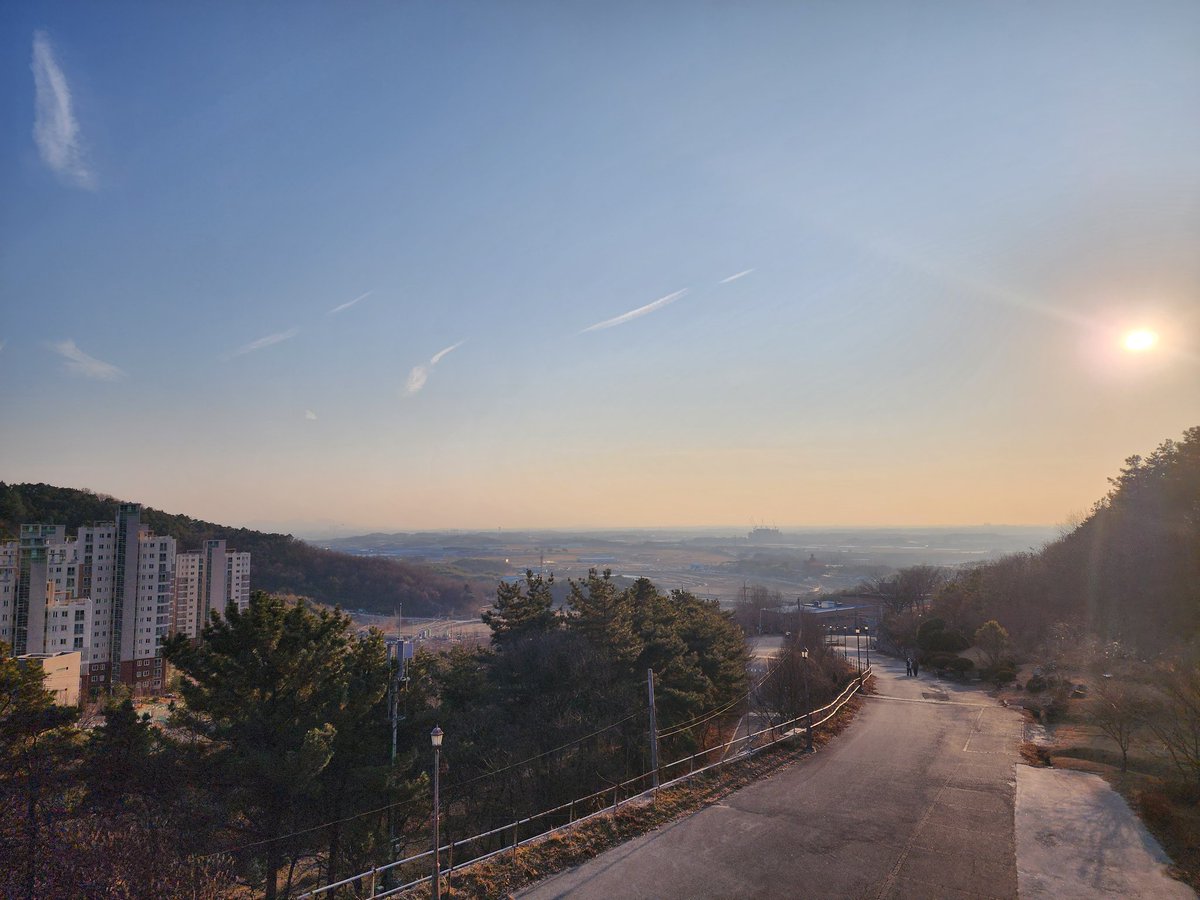 doduk_life's tweet photo. 안농하세용 긱사에 입주한 도덕입니당 룸메만났는데 대구사람이라서 놀랬읍니다 같이 빵도 먹고 이야기하고 재밌었네여 그리구 산쪽이라서 풍경 좋구 공기는 맑은데 데이터가 잘 안되네여 원래 5G인데 지금 LTE떠있어서 느려여... 그래두 3개월만 살고 다시 집으로 가니까 행복해옇 다들 맛저하세여😊 https://t.co/gbJdJlWUuH