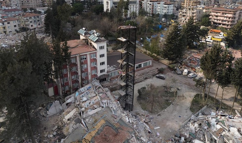 muratsevgi's tweet photo. Yangın merdiveni Mustafa Kemal Üniversitesi Mimarlık Fakültesi'nin misafirhanesine aitmiş. https://t.co/HjUOpN2oqL