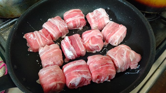 厚揚げに豚バラ薄切り肉まいて片栗粉まぶすだけで結構なボリューム、牛薄切りで今度つくってみるか 