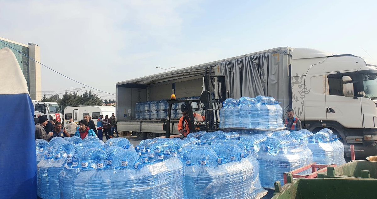 TC_SARAYKENT's tweet photo. “Hatay’da 20 günde 100 ton su tüketimimiz oldu. Bir kısmını aşevimizde kullandık. Bir kısmıyla ise yakın köylerdeki depremzedelerin su ihtiyacını gidermeye çalıştık. Bugün Samsun Ladik’ten aşevimize 28 ton su geldi. Ladiklilere Hataylılar adına şükranlarımızı sunuyoruz." https://t.co/3n3QU0Qnd6