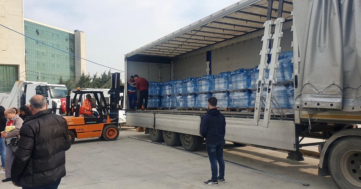 TC_SARAYKENT's tweet photo. “Hatay’da 20 günde 100 ton su tüketimimiz oldu. Bir kısmını aşevimizde kullandık. Bir kısmıyla ise yakın köylerdeki depremzedelerin su ihtiyacını gidermeye çalıştık. Bugün Samsun Ladik’ten aşevimize 28 ton su geldi. Ladiklilere Hataylılar adına şükranlarımızı sunuyoruz." https://t.co/3n3QU0Qnd6