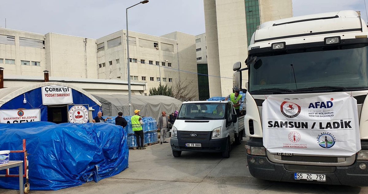 TC_SARAYKENT's tweet photo. “Hatay’da 20 günde 100 ton su tüketimimiz oldu. Bir kısmını aşevimizde kullandık. Bir kısmıyla ise yakın köylerdeki depremzedelerin su ihtiyacını gidermeye çalıştık. Bugün Samsun Ladik’ten aşevimize 28 ton su geldi. Ladiklilere Hataylılar adına şükranlarımızı sunuyoruz." https://t.co/3n3QU0Qnd6