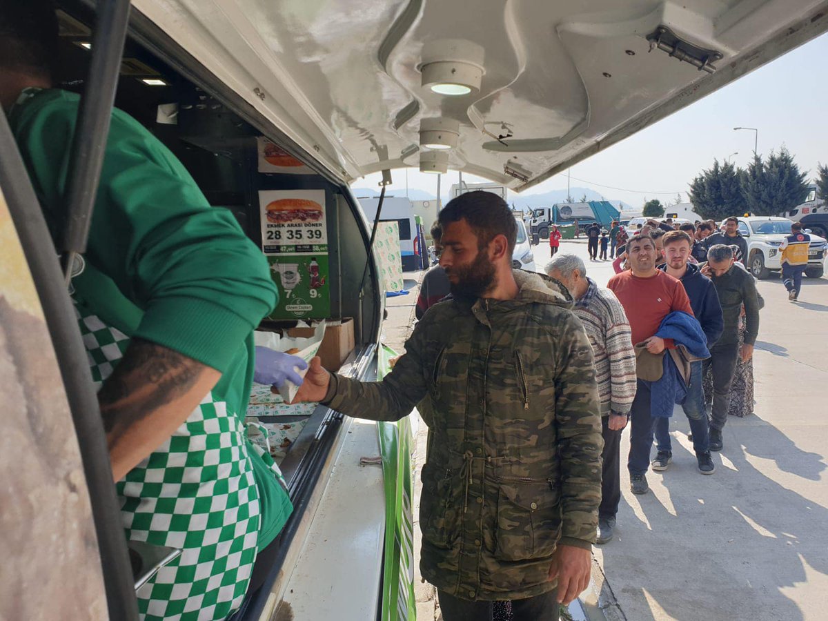TC_SARAYKENT's tweet photo. Ekrem Coşkun Döner’in mobil tırların kurulumunun ardından aynı gün 150 kg döner Çadırkent sakinlerine ikram edildi. 
Bu miktar her gün artarak devam edecek inşallah. Allah razı olsun. @ekremcoskundoner
https://t.co/ZFOUe5cPf0 https://t.co/dANPXw8N9N