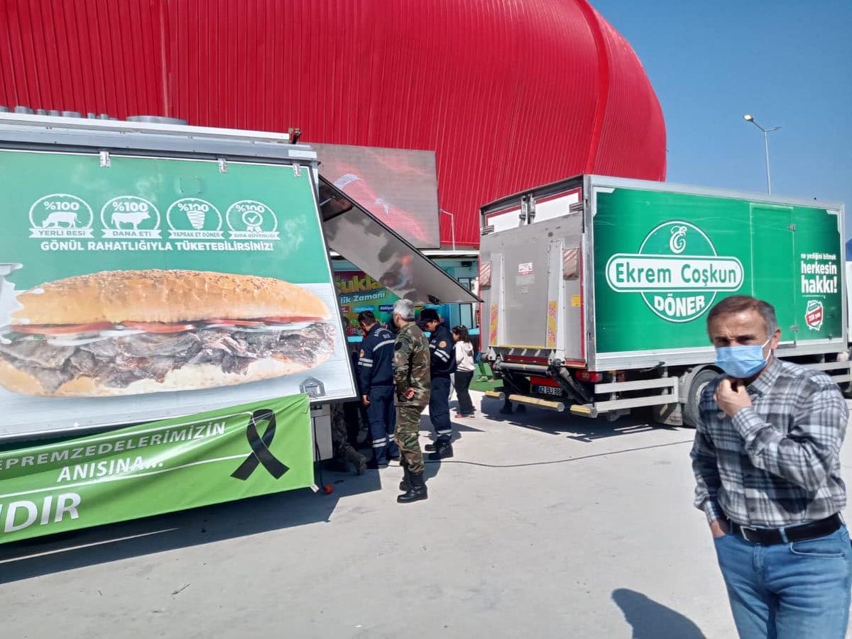 TC_SARAYKENT's tweet photo. Ekrem Coşkun Döner’in mobil tırların kurulumunun ardından aynı gün 150 kg döner Çadırkent sakinlerine ikram edildi. 
Bu miktar her gün artarak devam edecek inşallah. Allah razı olsun. @ekremcoskundoner
https://t.co/ZFOUe5cPf0 https://t.co/dANPXw8N9N