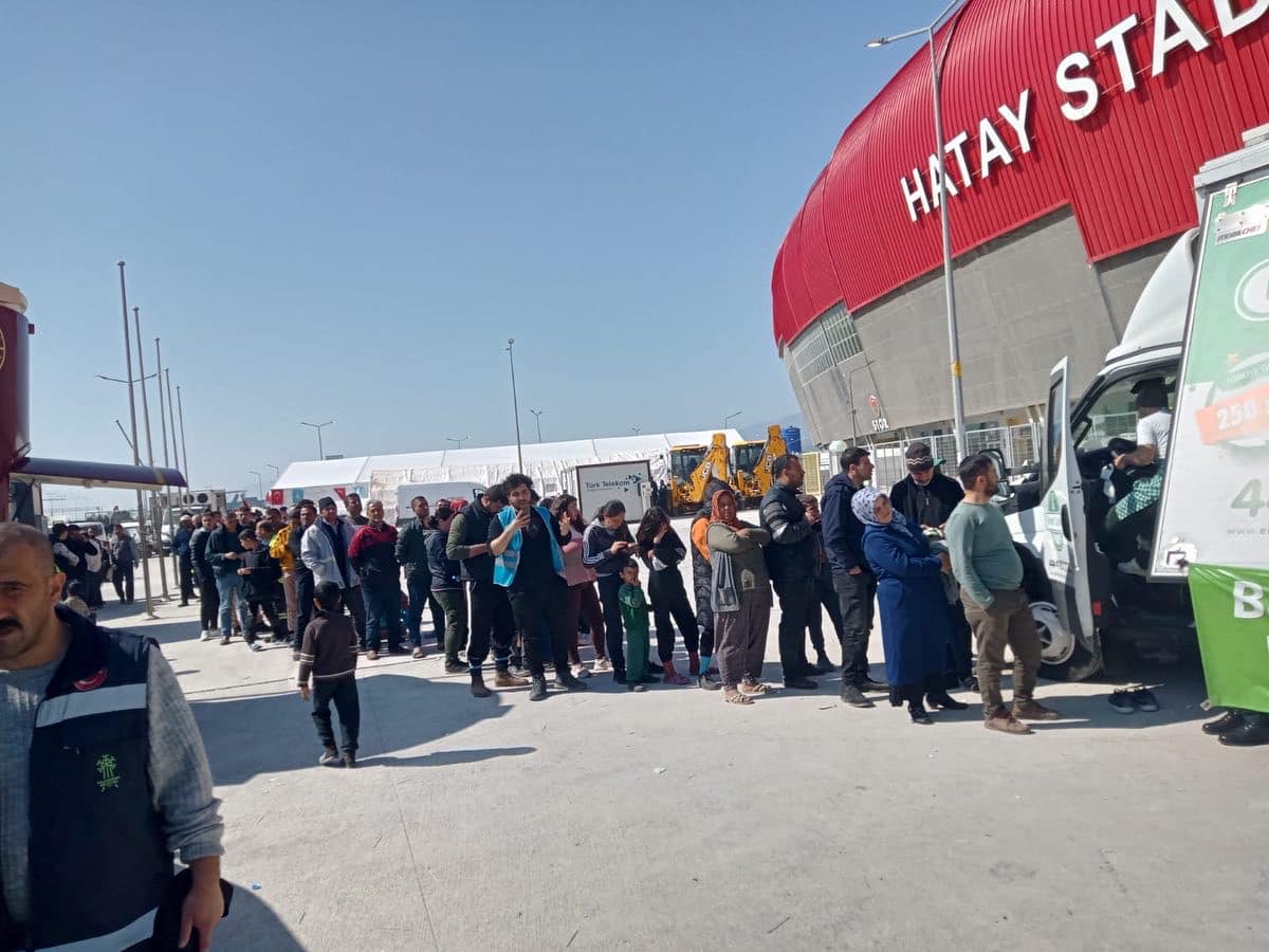 TC_SARAYKENT's tweet photo. Ekrem Coşkun Döner’in mobil tırların kurulumunun ardından aynı gün 150 kg döner Çadırkent sakinlerine ikram edildi. 
Bu miktar her gün artarak devam edecek inşallah. Allah razı olsun. @ekremcoskundoner
https://t.co/ZFOUe5cPf0 https://t.co/dANPXw8N9N