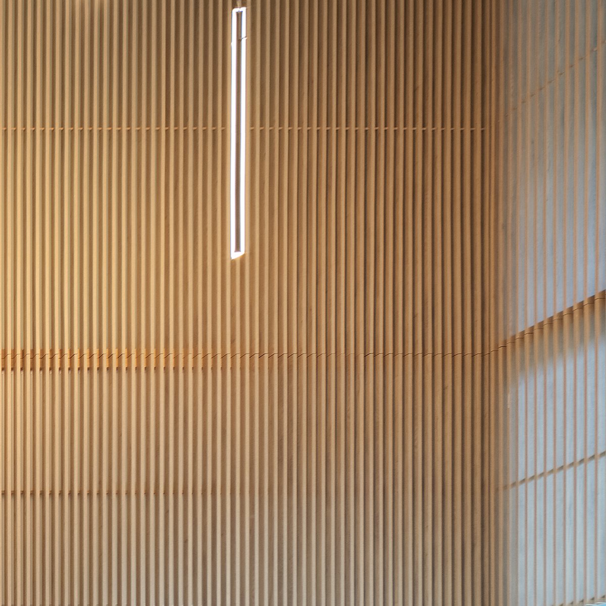 eneroarq's tweet image. A todos nos es familiar la sensación de #calidez que brinda una superficie de #madera, el #bienestar que experimentamos al ser rozados por un rayo de luz, o la sensualidad que evocan las líneas curvas.