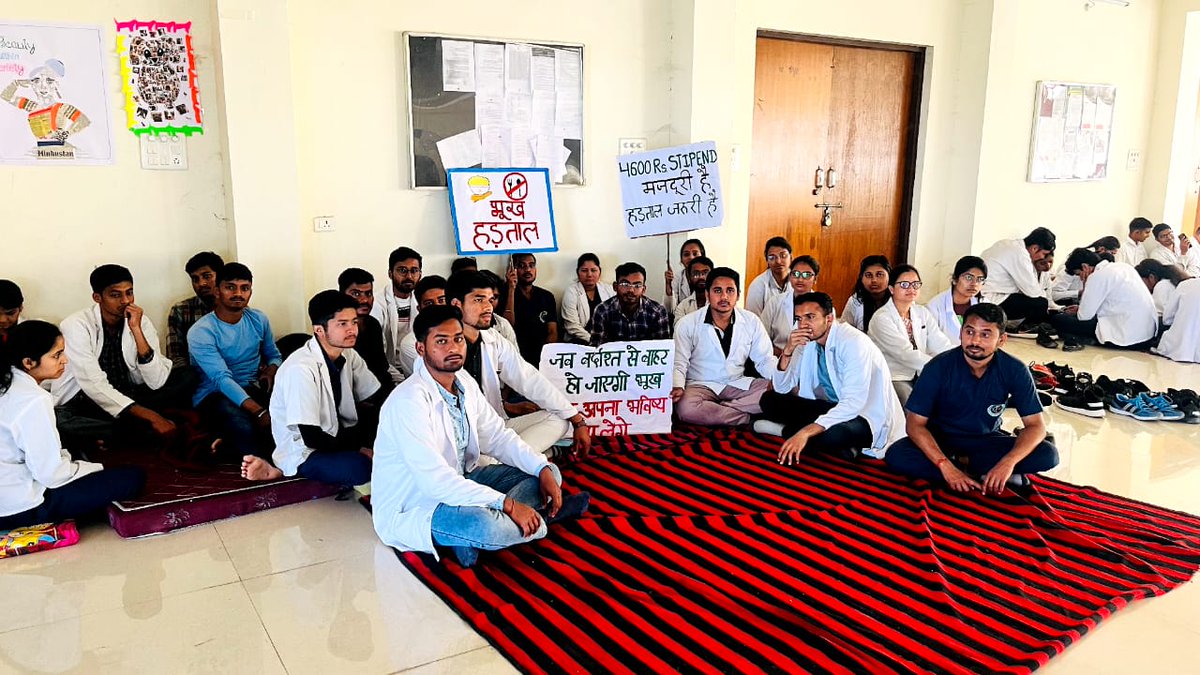 माँगे हमारी छोटी सी , सर्कार नहीं सुन रही |
स्टाइपेंड की बात थी , पूरी नहीं हो रही ||
#increaseMPvetStipend
#i_support_NDVSU_vets
#mass_hunger_strike