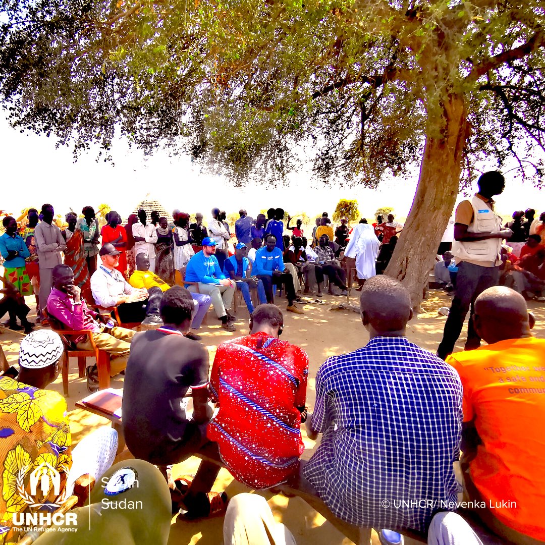 UNHCRSouthSudan's tweet photo.
📍Twic, Warrap
With tools, training, and seeds, UNHCR and partners are supporting vegetable farmers in #Warrap state.🍆⛏️🌱
UNHCR is empowering IDPs through small start-up projects such as these vegetable gardens.
With support from @uncerf
#Farming #SSOT https://t.co/4aBY383Cwk