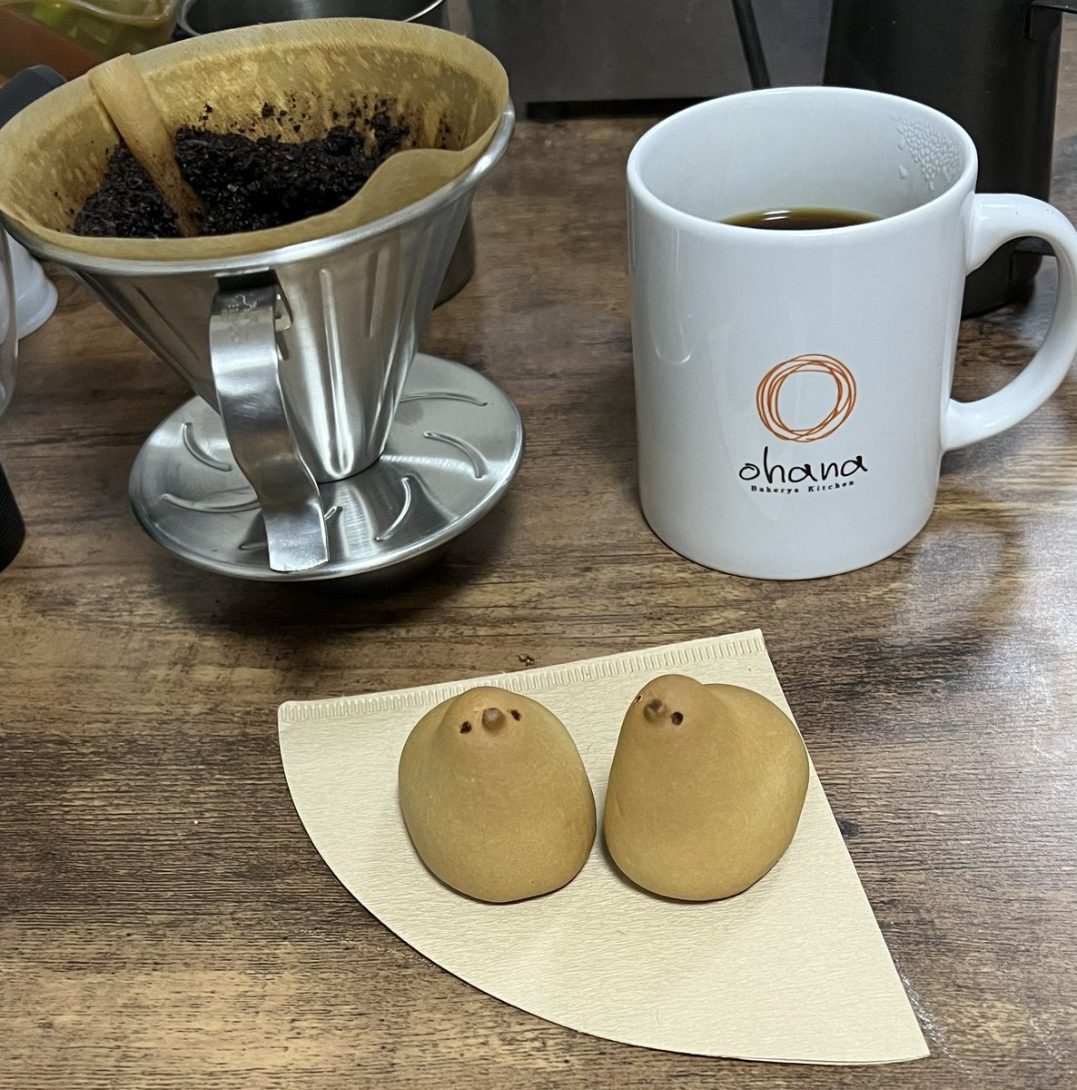 kot_sak6's tweet image. #coffeegrinder 
明日は施設の母に面会です
昭和七年の母は僕のこと判らない😭
でも手を握って話してきます
やさしさがこみ上げてきます
#銘菓ひよこ 
#ライフコミューン西葛西 
#毎日の珈琲