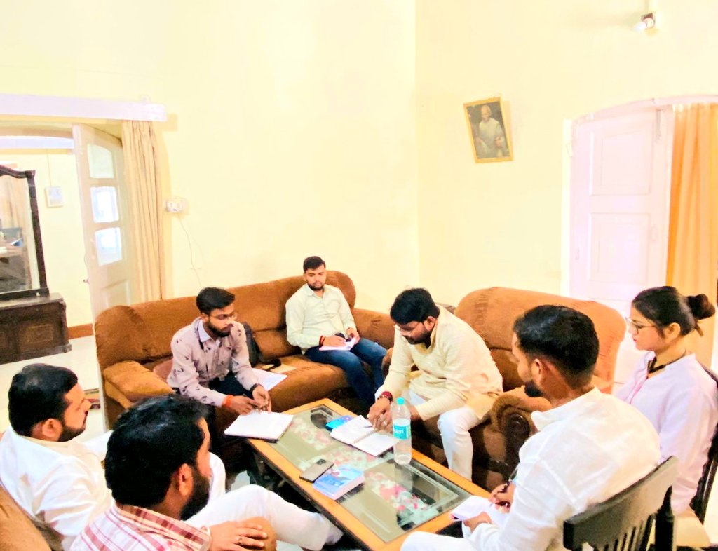 sanskar_abvp's tweet photo. अखिल भारतीय विद्यार्थी परिषद उरई विभाग की विभाग समिति की बैठक हमीरपुर जिले के राठ नगर में संपन्न हुई  बैठक में आदरणीय अंशुल विद्यार्थी जी(प्रांत संगठन मंत्री)की मुख्य उपस्थिति रही।।
@AnshulVidyarthi @abvphamirpur_ @abvpforkanpur #ABVP #sanskarabvp https://t.co/mY3jdTebef