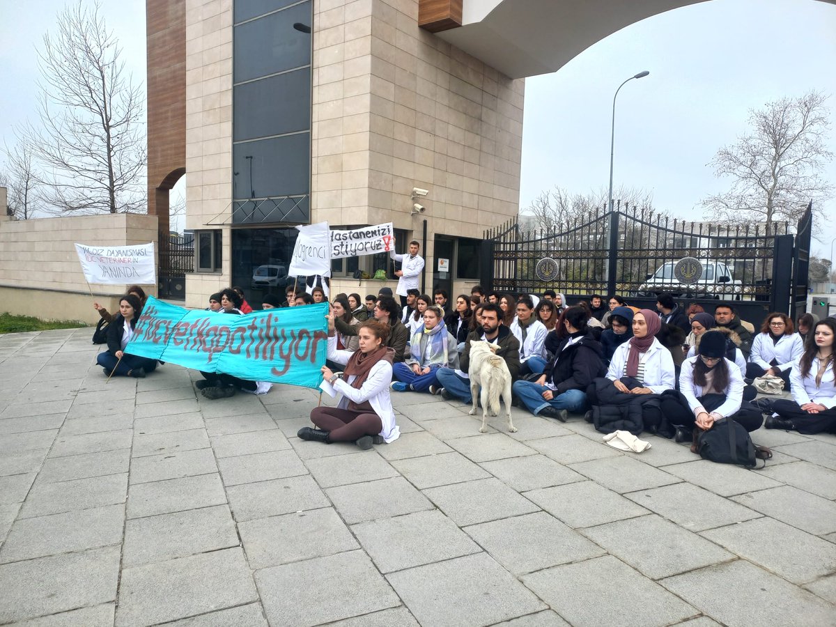 xthe_mali's tweet photo. Hastanemizin kapatılmasını,
Eğitimimizin bitirilmesini, 
Bu belirsizliği KABUL ETMİYORUZ
#iucvetkapatiliyor https://t.co/ezmZVpdOwT