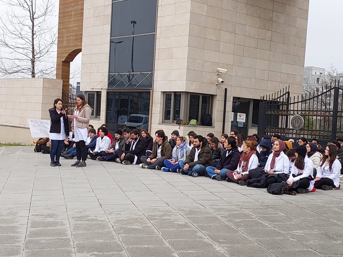 Hastanemizin kapatılmasını,
Eğitimimizin bitirilmesini, 
Bu belirsizliği KABUL ETMİYORUZ
#iucvetkapatiliyor