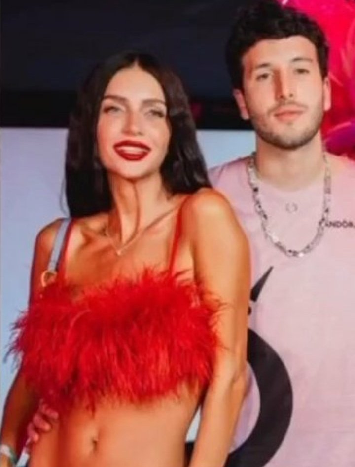 Nos llegan estas imágenes del cantante Sebastián Yatra muy bien acompañado y pasandoselo muy bien por Brasil. ¿Que opinará su amiga Aitana de estas imágenes?👀