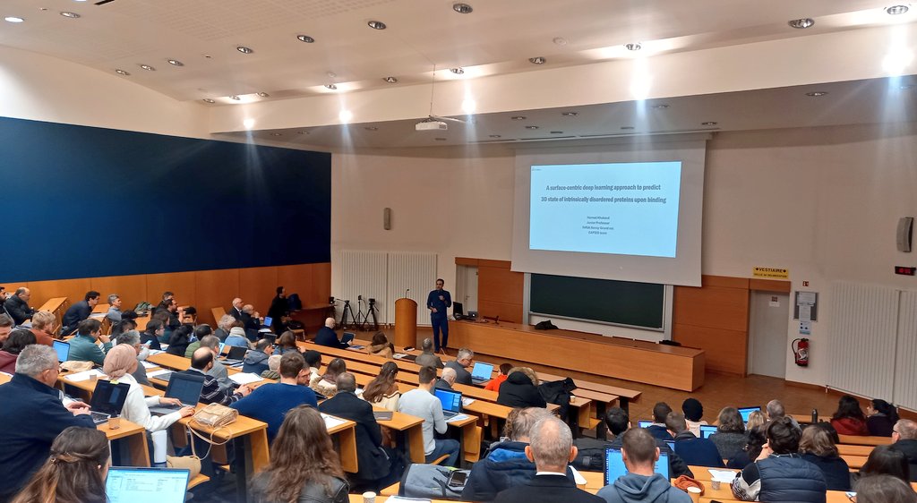 Inria_Nancy's tweet photo. 🔎 "Prédire la structure 3D des protéines, analyser les mécanismes de repliement, décrypter leurs interactions, pour mieux comprendre & traiter des maladies : des avancées sont réalisées en #biologie #structurale grâce au #DeepLearning." Explications avec @hamed_khakzad @Inria https://t.co/PR79JKg8Ba