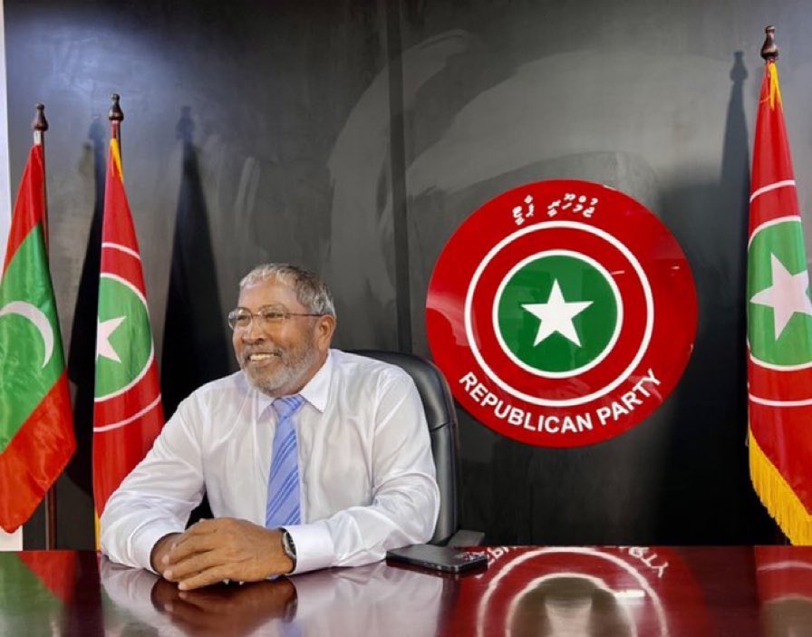 husainaryf's tweet photo. @HKurusee @qasimibrahim ޑިމޮކްރަސީގެ ހުރިހާ ދުޝްމަނުން އެއްފަރާތް ކުރުމަށް، ރަތަށް ވޯޓު ދެއްވާ!
#FikureggeDhirun
#VoteforQasim ✅
#QN2023 https://t.co/TTddbmQdZT