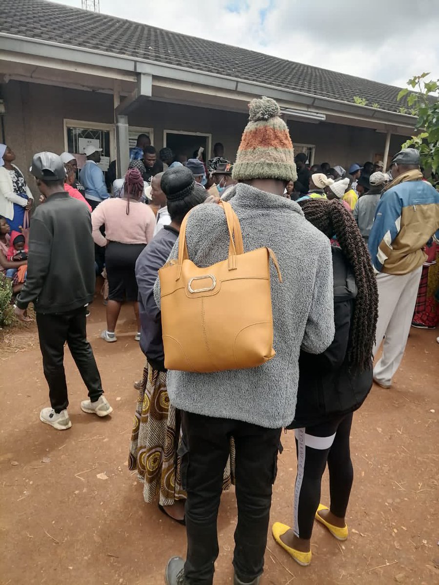 MakomboreroH's tweet photo. 1/2 Happening today: Hundreds of citizens wanting to #RegisterToVote are made to wait @ZECzim Makombe offices.
This has been happening for weeks as ZEC officials are reportedly prioritizing only those bussed by @ZANUPF_Official representatives.
This is illegal!
#ElectoralReforms https://t.co/idWcZ9VxcE