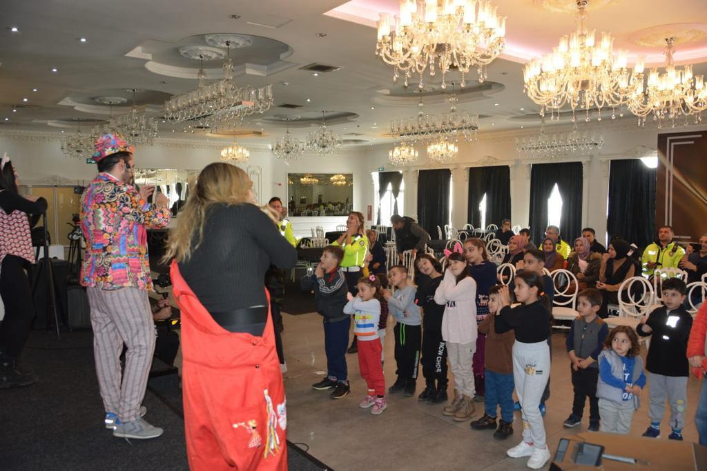 KayseriEmniyeti's tweet photo. Gün dayanışma günü..
Ülkemizde meydana gelen deprem sonrasında aileleriyle Kayseri’ye gelen afetzede çocuklarımızla bir araya gelerek bir nebze de olsa destek olmaya çalıştık. https://t.co/Ajt1YqkqXQ
