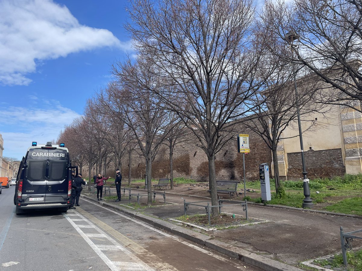 Il concetto di accoglienza a Roma: polizia e gente per strada