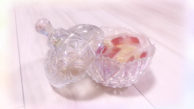 ちょっと早いホワイトデーとしてまおちゃんからアメちゃんが届いた!!!!ガラスの器にりんごとイチゴの果肉入り飴が入ってるんだけど、めちゃめちゃ上品でおいしい最近体調崩してるからって気を使って口にしやすい飴選んでくれた…優しい…愛…器可愛すぎんかー!? 