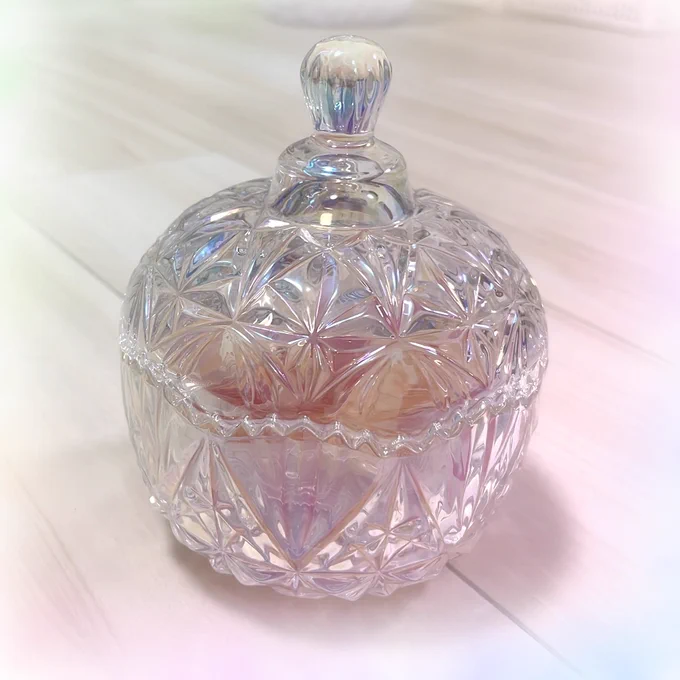 ちょっと早いホワイトデーとしてまおちゃんからアメちゃんが届いた!!!!ガラスの器にりんごとイチゴの果肉入り飴が入ってるんだけど、めちゃめちゃ上品でおいしい最近体調崩してるからって気を使って口にしやすい飴選んでくれた…優しい…愛…器可愛すぎんかー!? 