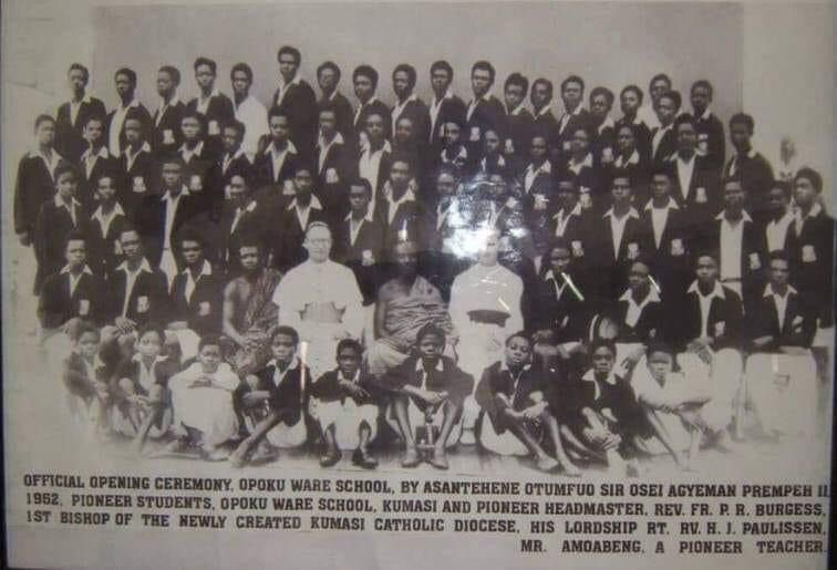 AbrahamRockson_'s tweet image. 71 years ago today, on 28/02/1952, Opoku Ware School, a new Catholic boys School in Santase, Kumasi, admitted 60  boys under its first headmaster, Rev. Fr P R Burgess. This is a group photo of the pioneers (the K batch), their new headmaster and Otumfour Prempeh II. HBD OWASS!