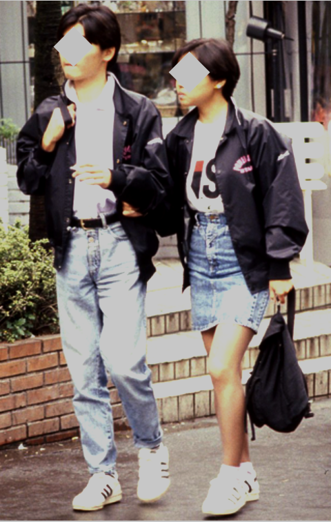 1988年（昭和63年）5月 東京 デニムのミニスカート流行。k-swissや