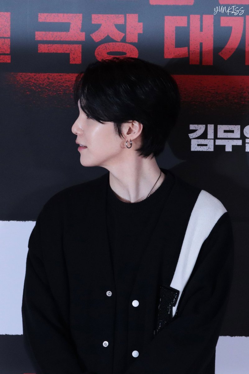 아니진짜로옆태가ㄹㅇ예술이셔요。。
이마에서이목구비싹훑고
턱선목빗근까지내려오는게황홀헤