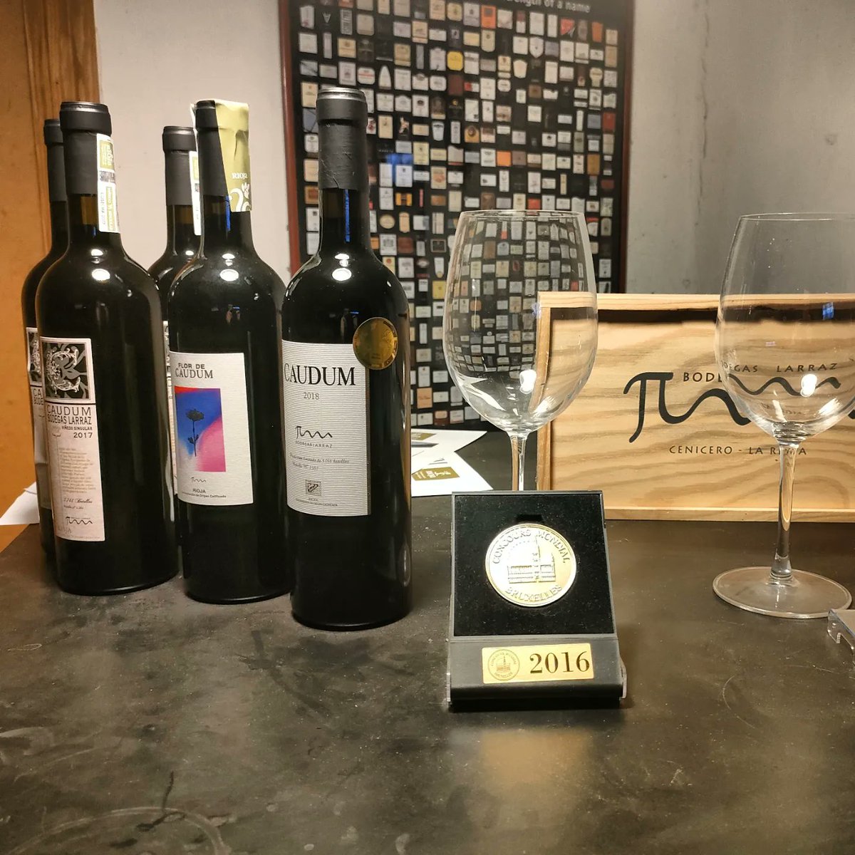 ceniceroturismo's tweet photo. 🍇🍷 | CAUDUM - BODEGAS LARRAZ

Ayer conocimos y visitamos Bodegas Larraz de la mano de su alma mater, Carlos Piserra.

La Bodega tiene un paisaje increíble a su alrededor y en 2017 le declararon la añada como Viñedo Singular de Rioja.

Muchas gracias Carlos por tú disposición. https://t.co/kuCIjRv9rU
