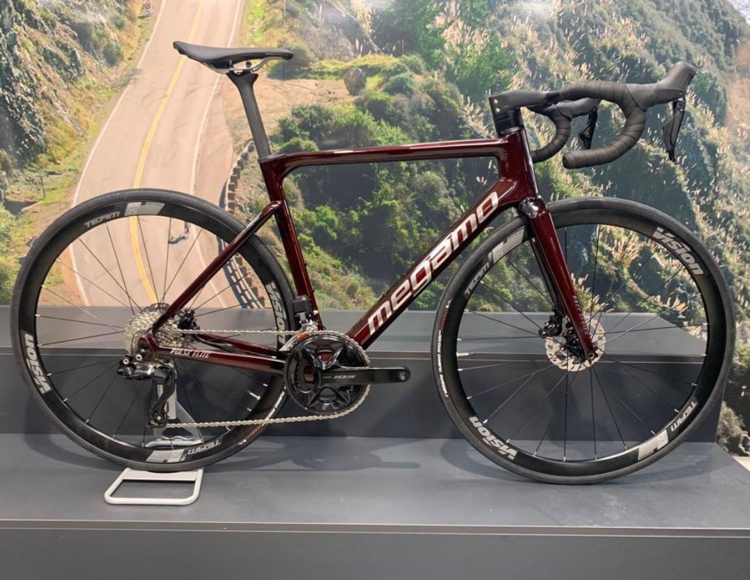 CiclosAlbacar's tweet photo. 🙌 Ya nos van llegando los nuevos modelos de bicicletas del 2023 como esta #MEGAMO PULSE ELITE 15 🚴

#Bicicleta de carretera con cuadro de carbono ultra ligero y transmisión Shimano 105 Di2 12 velocidades.

➡️ https://t.co/BUGRGaFdTY

#PulseElite15 #BikeLife #CiclosAlbacar https://t.co/w6EFR14ROh