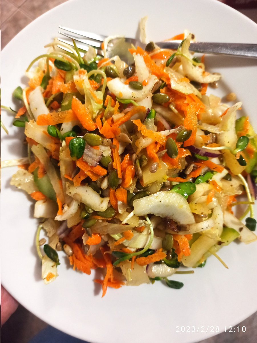 MartaPawowicz1's tweet image. Lanczyk 🥗

#KapustaPekińska #Marchew #CzerwonaCebula #KiełkiSłonecznika #Ogórek #SuszonePomidory #PestkiDyni #ZiarnaSłonecznika #Pinia #OliwaCzarnuszka #happyme