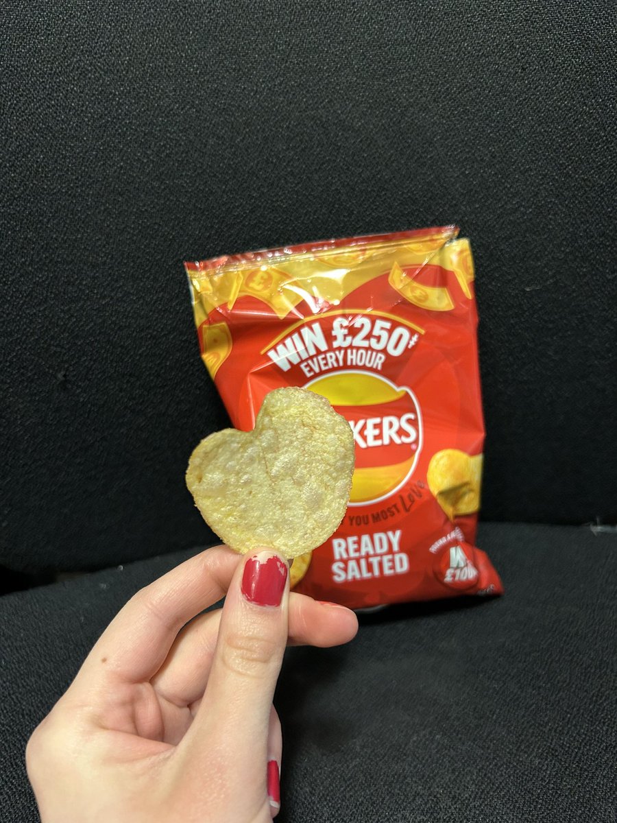 catladydnb's tweet photo. @walkers_crisps found a heart shaped crip 👀👀❤️#lovefromwalkers @walkers_crisps https://t.co/mNU1mmxjVG